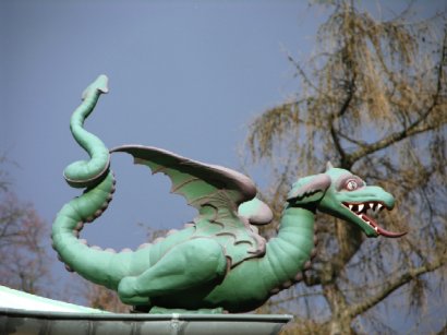 Drachenfigur auf dem Dach des Drachenhauses